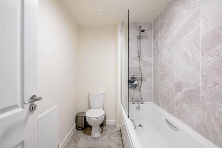 Stunning Private Room In A Home - Bathroom & Parking! Salford (Greater Manchester) Exterior foto